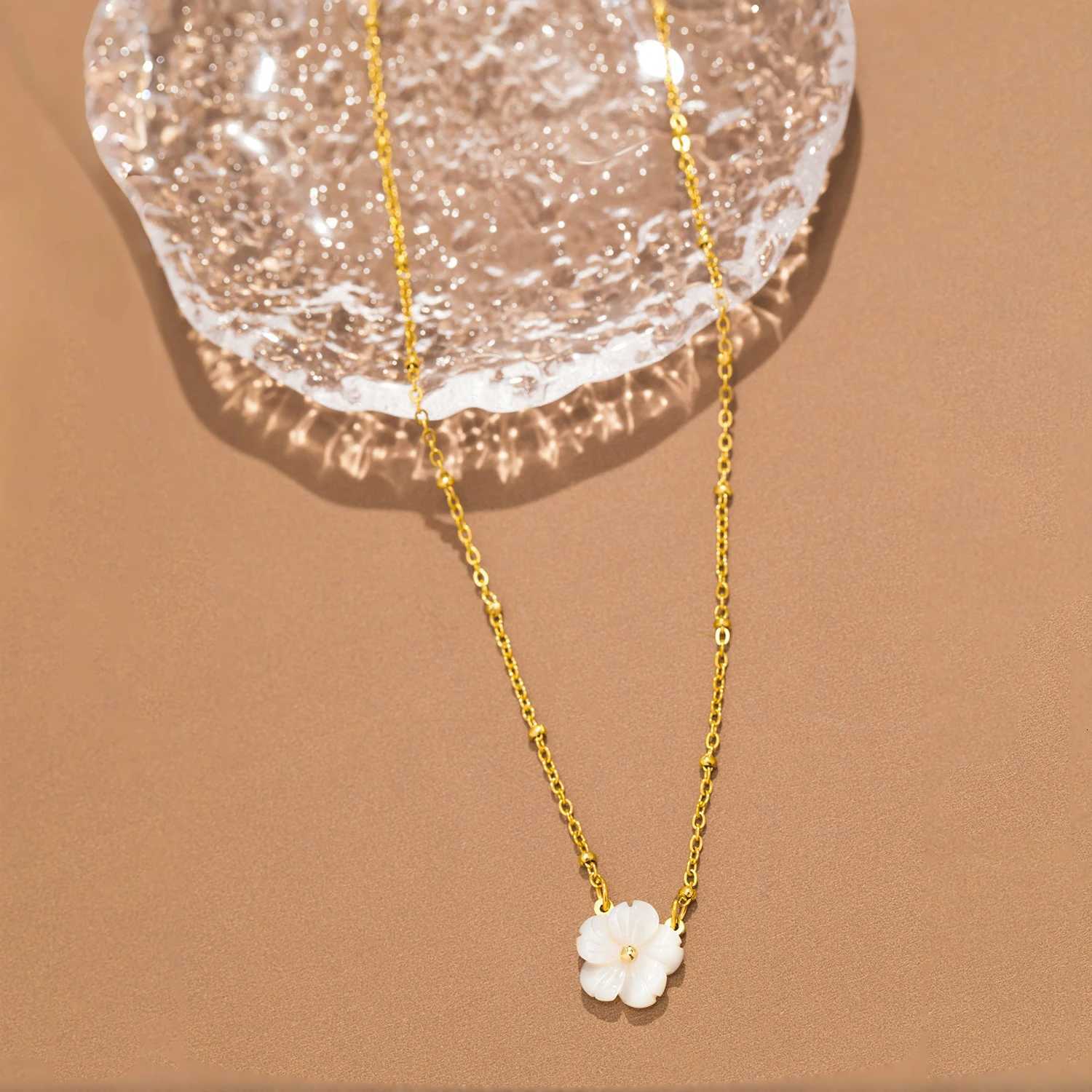 Fashion White Shell Sakura Pendant Necklace Vintage Stainless Steel Metal 2024 Exquisite Charm Flower Jewelry GiftXJ251030