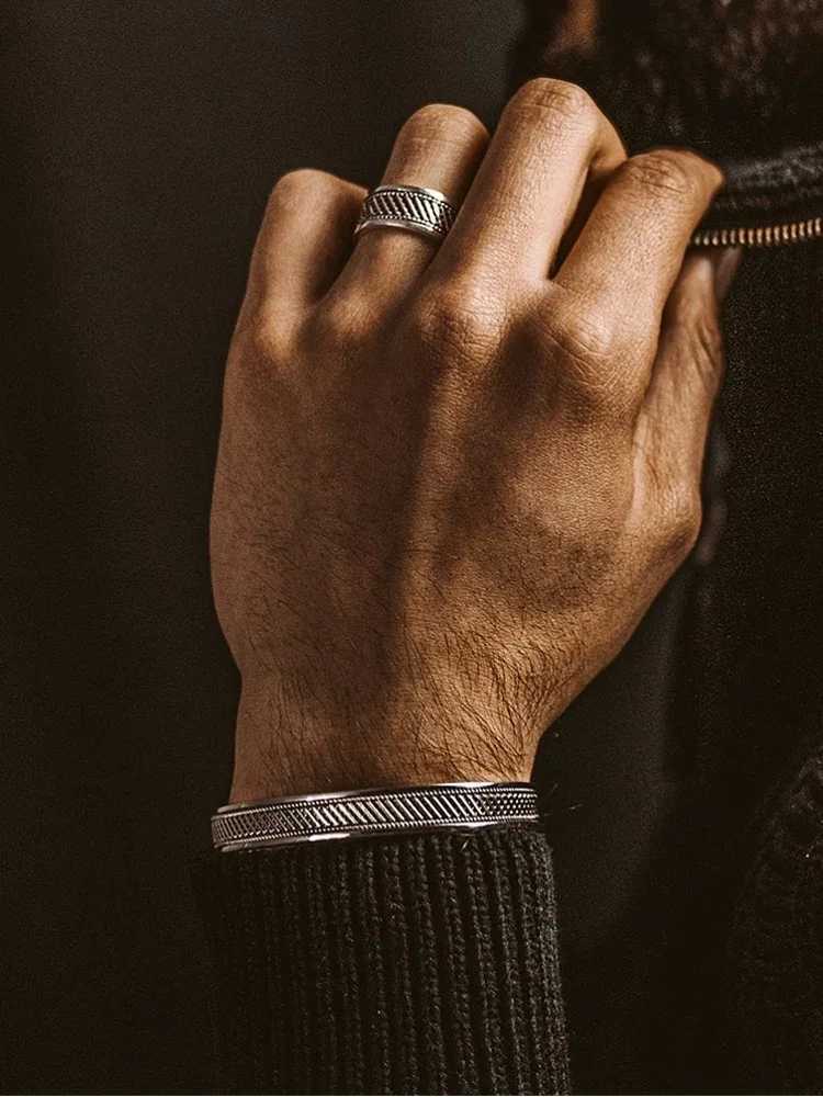 New Silver Color Fashionable and Simple Retro Mens Ring Unique Design Trendy and Versatile High End Sense JewelryW251030