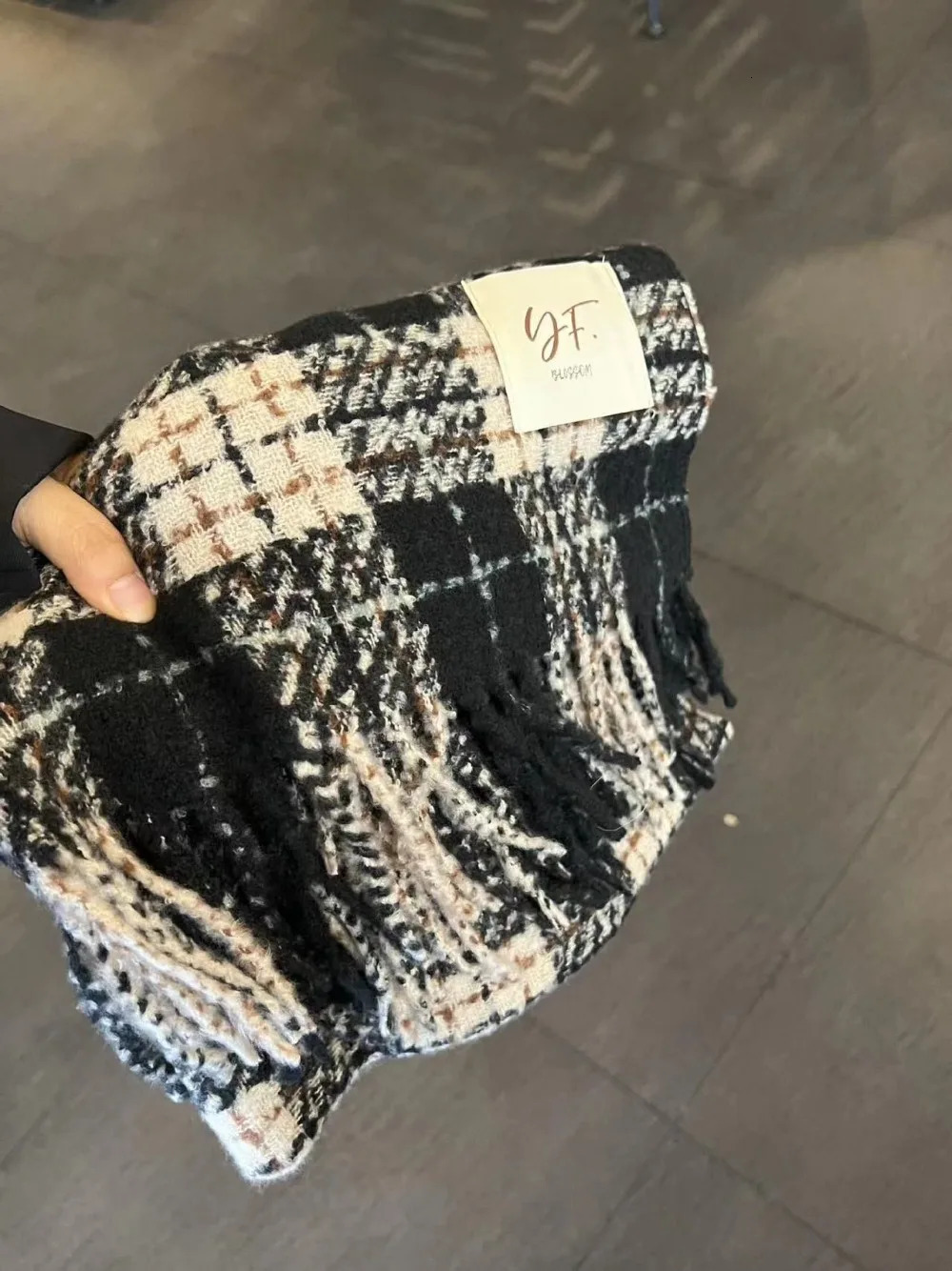 Womens Cashmere Scarf Green Plaid Vintage Winter Korean Thick Warm Long Tassel Shawl Neck Christmas Gift Fashion Accessories 251023