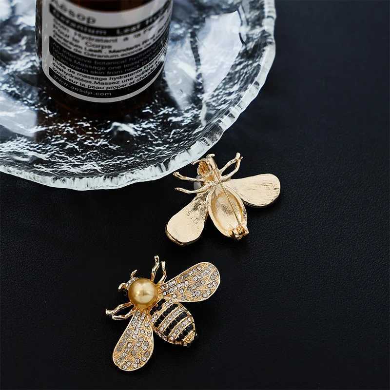 Luxury Vintage Women Crystal Cute Enamel Bee Brooches Pins Baroque Pearl Insect Jewelry Brooch For Lady Badges Lapel Pins Gifts Y251029