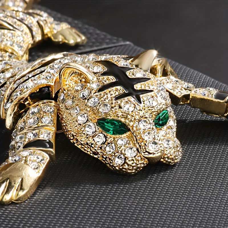 Luxurious Tiger Brooch Pin with Sparkling Rhinestones Alloy Metal Jewelry Banquet Party Clothing Accessory for Men and Women Y251029