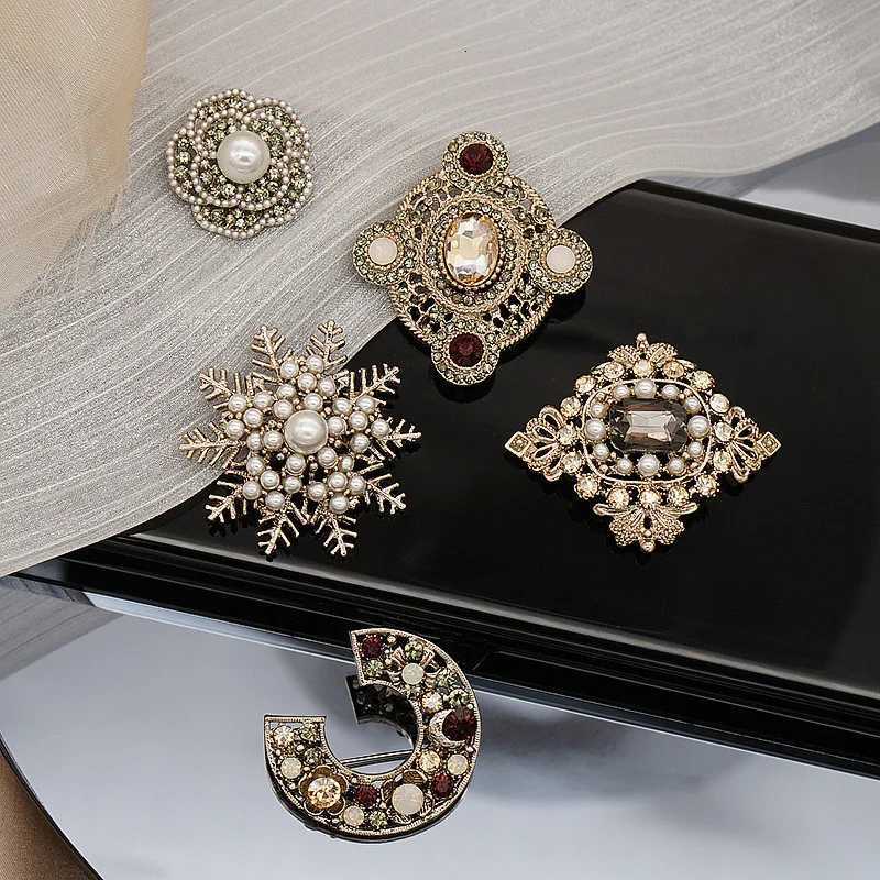 British Vintage Baroque Brand Design Brooch Pins Rhinestone Pearl Flower Brooch Coat Cuff Accessories for Women Y251029