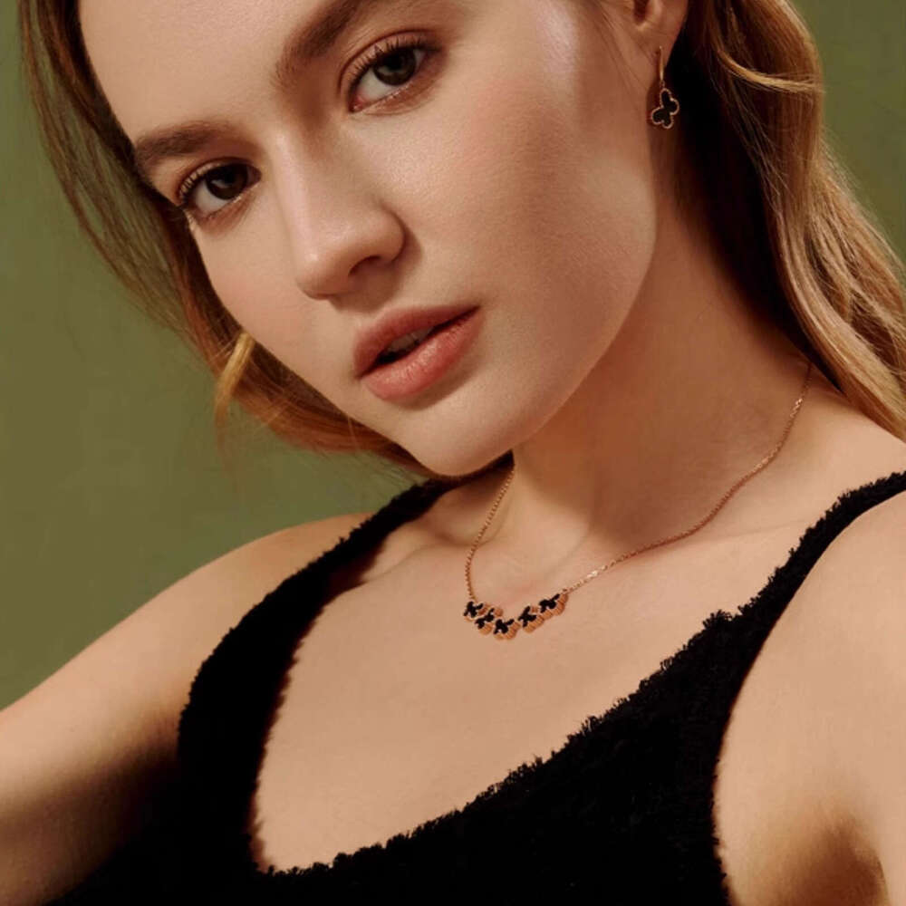 Butterfly Four-Leaf Clover Necklace for Women, Light , Niche, High-End Feel, Five-Flower Pendant, Collarbone Chain, Commuting Versatile