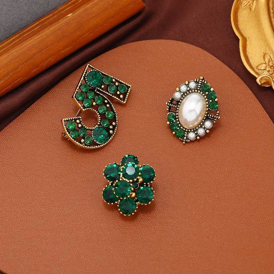 Fashion Vintage Baroque Crsytal Cross Chains Brooches For Women Men Rhinestone Classic Badges Accessories Party Banquet Jewelry Y251029