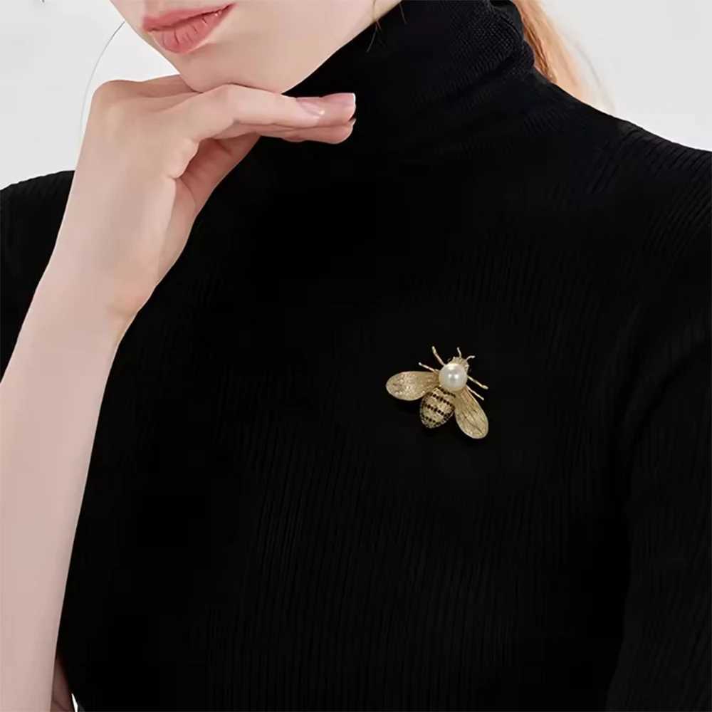 Luxury Vintage Women Crystal Cute Enamel Bee Brooches Pins Baroque Pearl Insect Jewelry Brooch For Lady Badges Lapel Pins Gifts Y251029