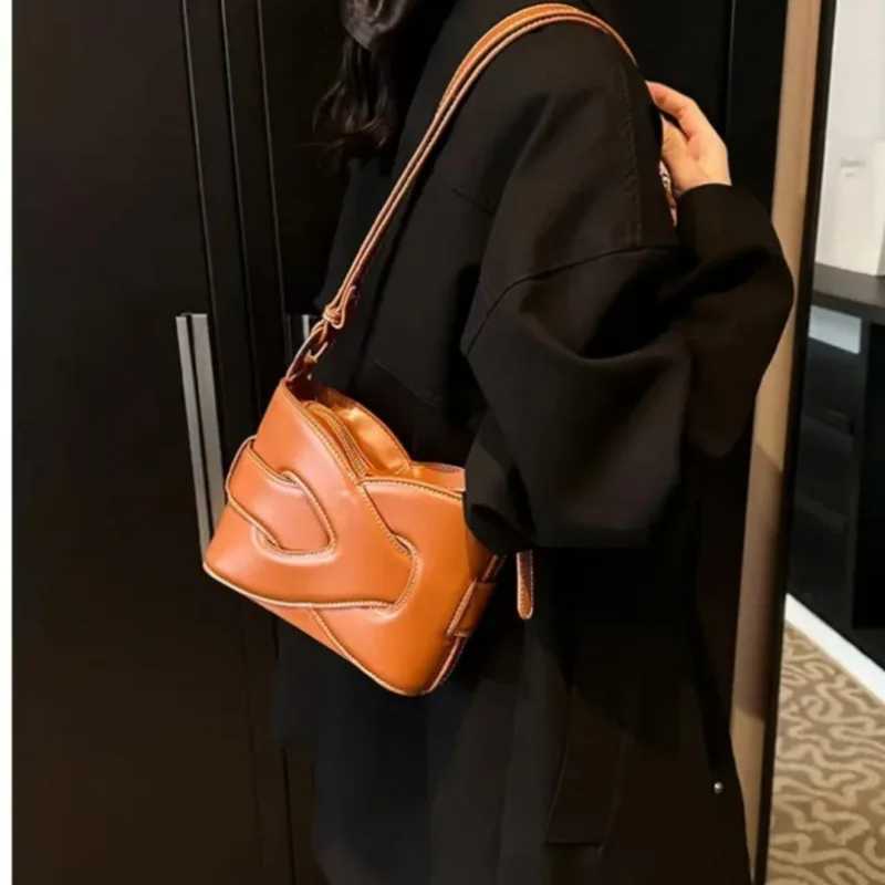 Designer bag 2025 style woven bag a niche vintage French shoder twist knot bag handheld crossbody bucket bag Y251029