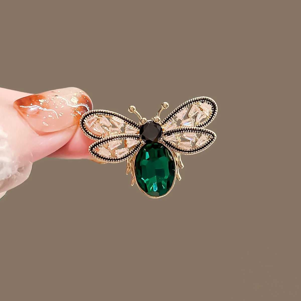 New Shiny Green Crystal Brooches For Women Luxury Insect Rhinestone Brooch Pins Jewelry Dress Suit Accessories Wedding Gifts Y251029