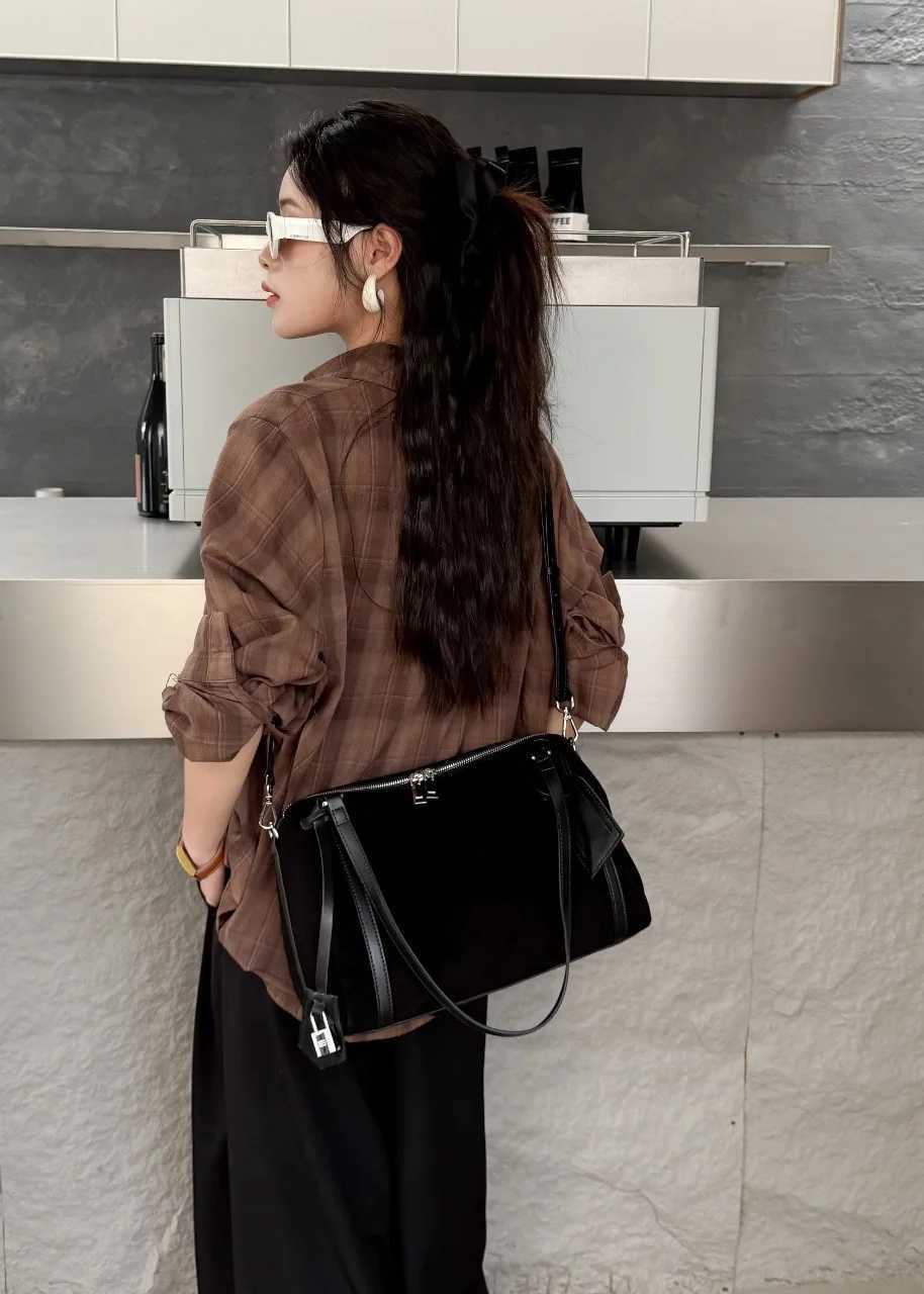 Designer bag Classic Lock Luxury Designer Chamois Bost Tote for Wan Suede Cow Leather Fem Shoder Crossbody Bag Autumn Winter Handbag Y251029