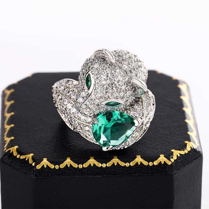 Creative Leopard Head with Green Eyes Stud Ring For Women 925 Silver Micro Paved with CZ Stone Animal Earring Jewelry RingW251030