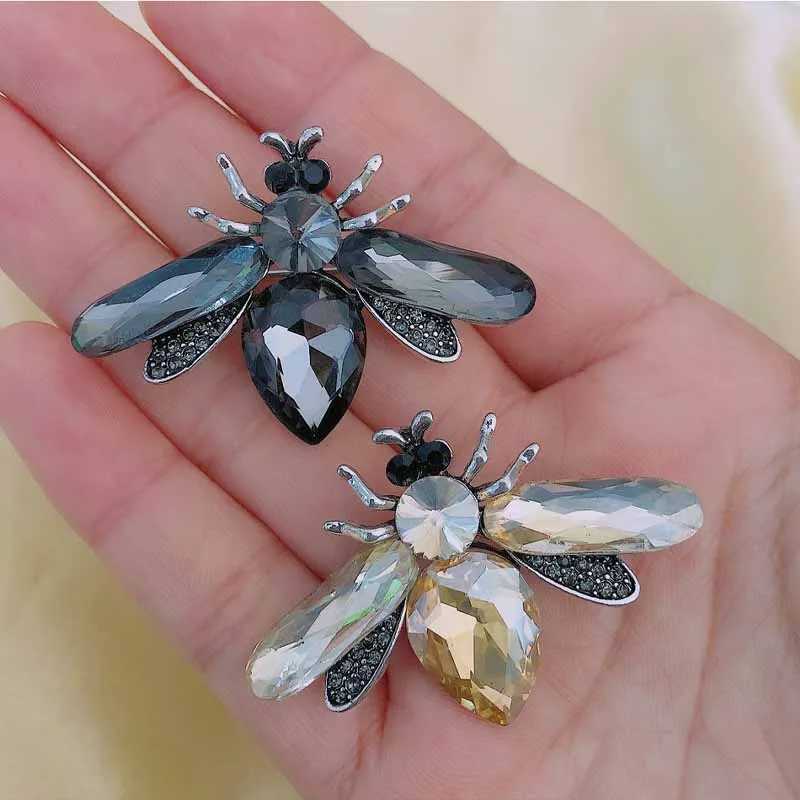 Creative Cute Bee Brooch Fashion Crystal Insect Rhinestone Corsage Women Coat Suit Accessories Pin Vintage Enamel Animal Brooch Y251029