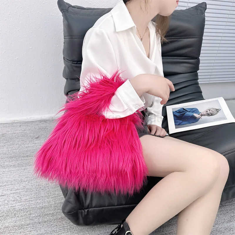 Luxury Design Chain Ladies Soft Plush Shoulder Bag Cool Faux Fur Womens Tote Handbags Long Hair Female Furry Crossbody Bags M251030