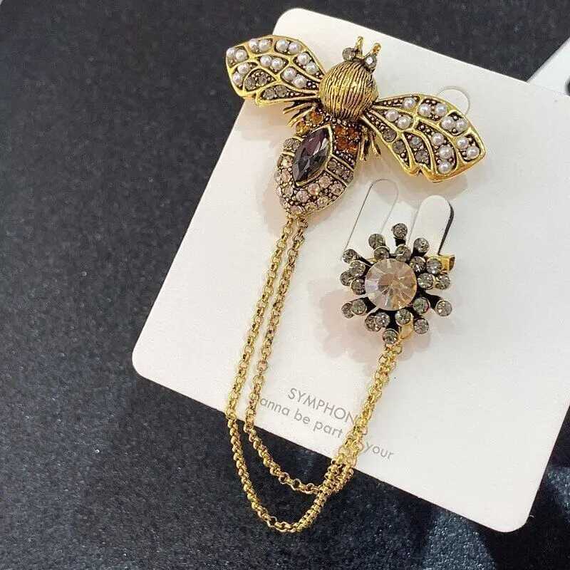 Vintage Rhinestones Pearl Bee Pin Brooches Classic Tassel Chain Bee Insect Enamel Pin Luxurious Suit Accessories Corsages Y251029
