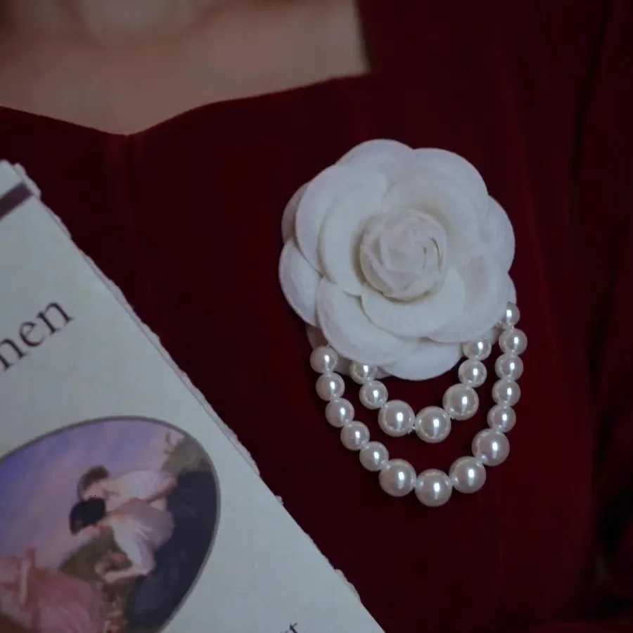 Versatile Camellia Classic Tweed Style French Vintage Brooch Pearl Chest Needle Pin NonSlip Fashionable Jewelry Accessories Y251029