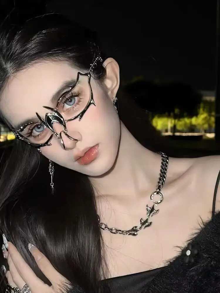 2023 New Mechanical Bloodblade Power Earpiece Cyberpunk Alien Face Costume Halloween Mask Lip Ring For Men And WomenW251029