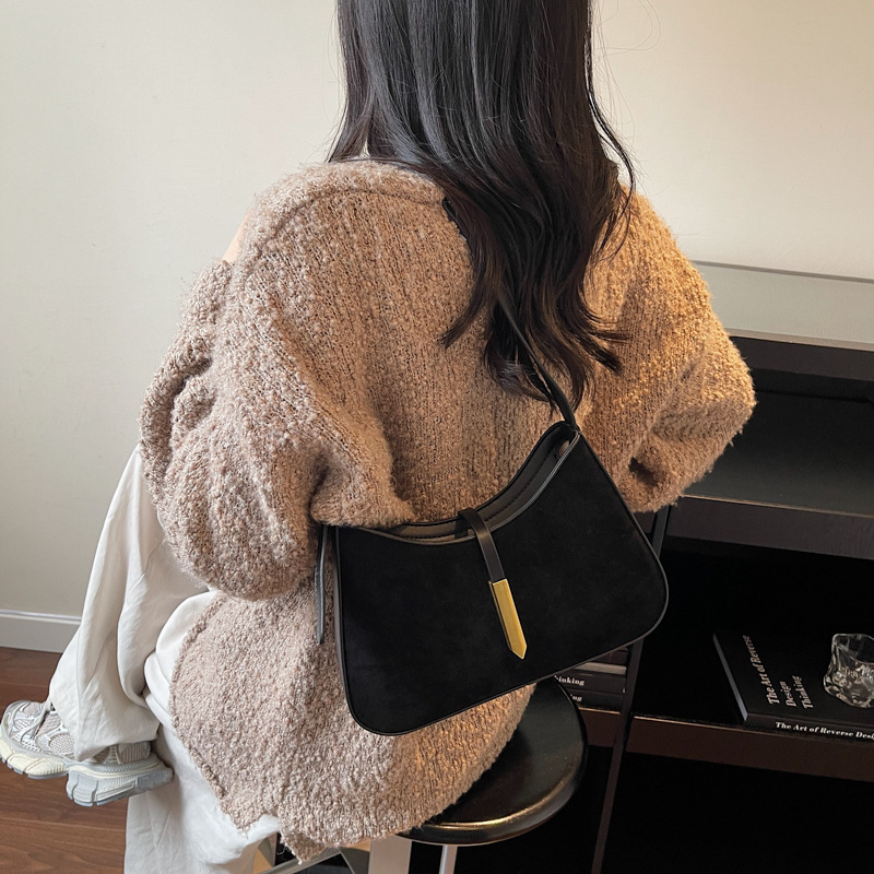 New retro women's velvet bread simple casual commuting shoulder bag texture trendy armpit bag versatile luxury designer bag