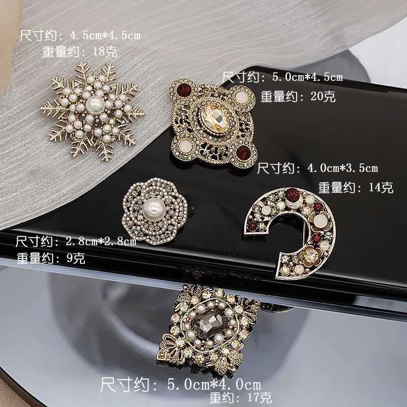 British Vintage Baroque Brand Design Brooch Pins Rhinestone Pearl Flower Brooch Coat Cuff Accessories for Women Y251029