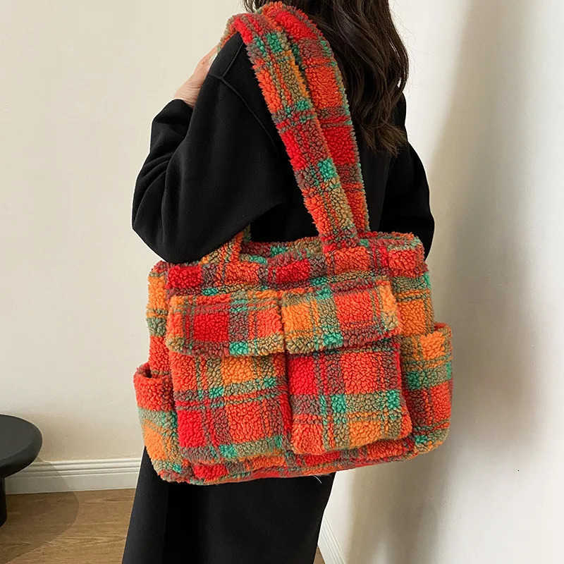 Women Large Capacity Tote Handbag Fashion Lamb Wool Underarm Bag Retro Plush Plaid Shoulder Bag Shopping Fluffy Tote Handbag M251030