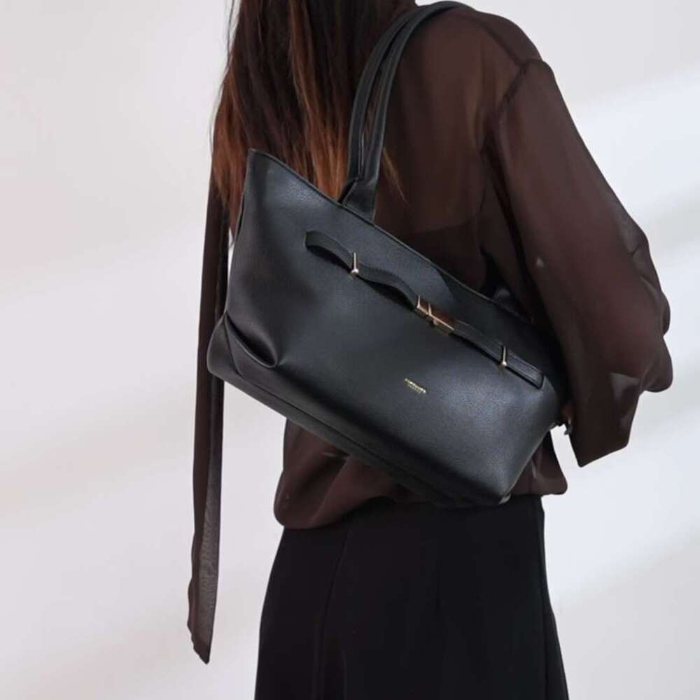 designer bag Luxury bag 2025 Fashionable versatile single shoulder bag Niche bag Genuine Leather Handbag Versatile Horizontal Shoulder Baguette Bag fo