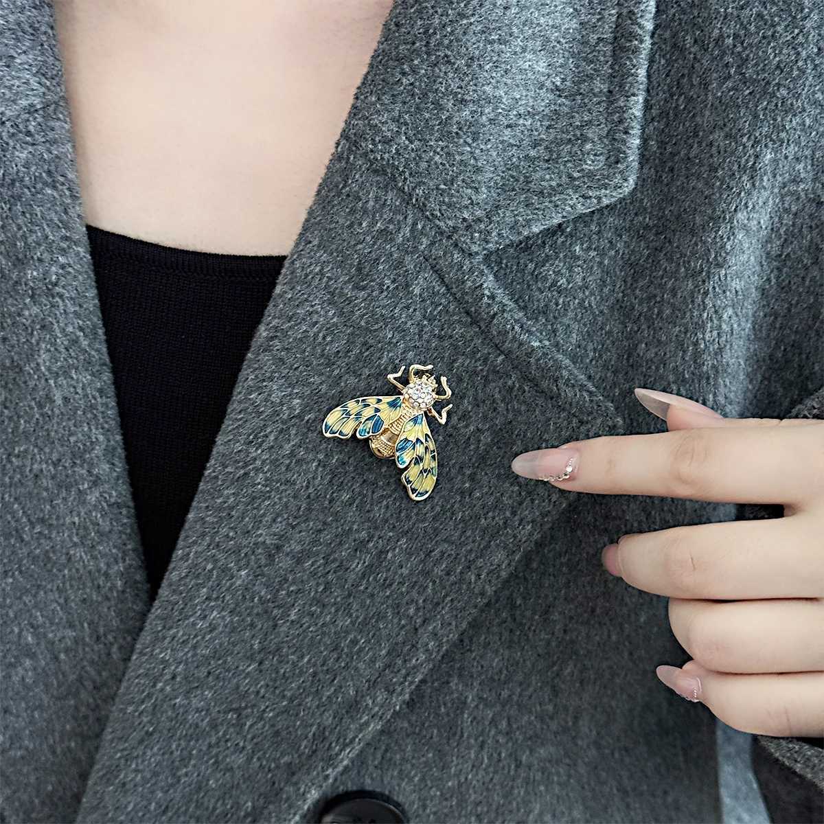 Famous Brand Design Insect Series Brooch Women Delicate Little Bee Brooches Crystal Rhinestone Pin Brooch Jewelry Gifts Y251029