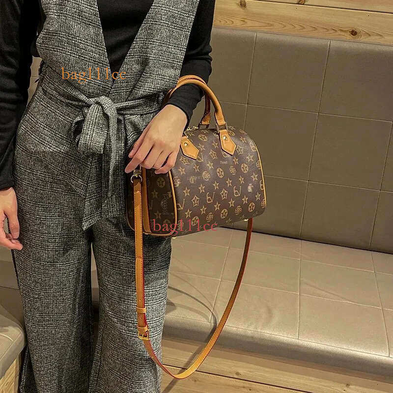 Spring Summer New High-End Feelprinting Vintage Large Capacity Pillow Bag Fashionable Simple Commuting Crossbody Women's Ba