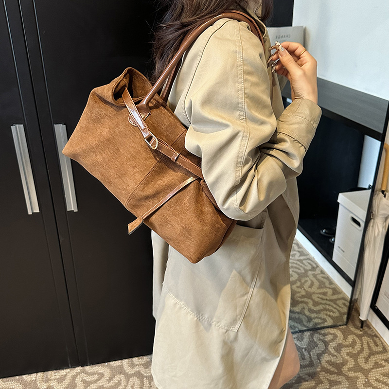 New retro matte handbag, fashionable and simple, niche commuter women's handbag, elegant and fashionable armpit shoulder bag, versatile designer 