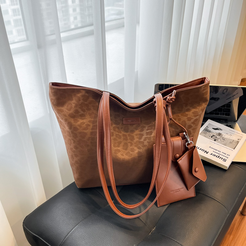 Summer women's fashionable large capacity synthetic leather handbag, casual simple classic work shoulder bag, popular college student crossbody b