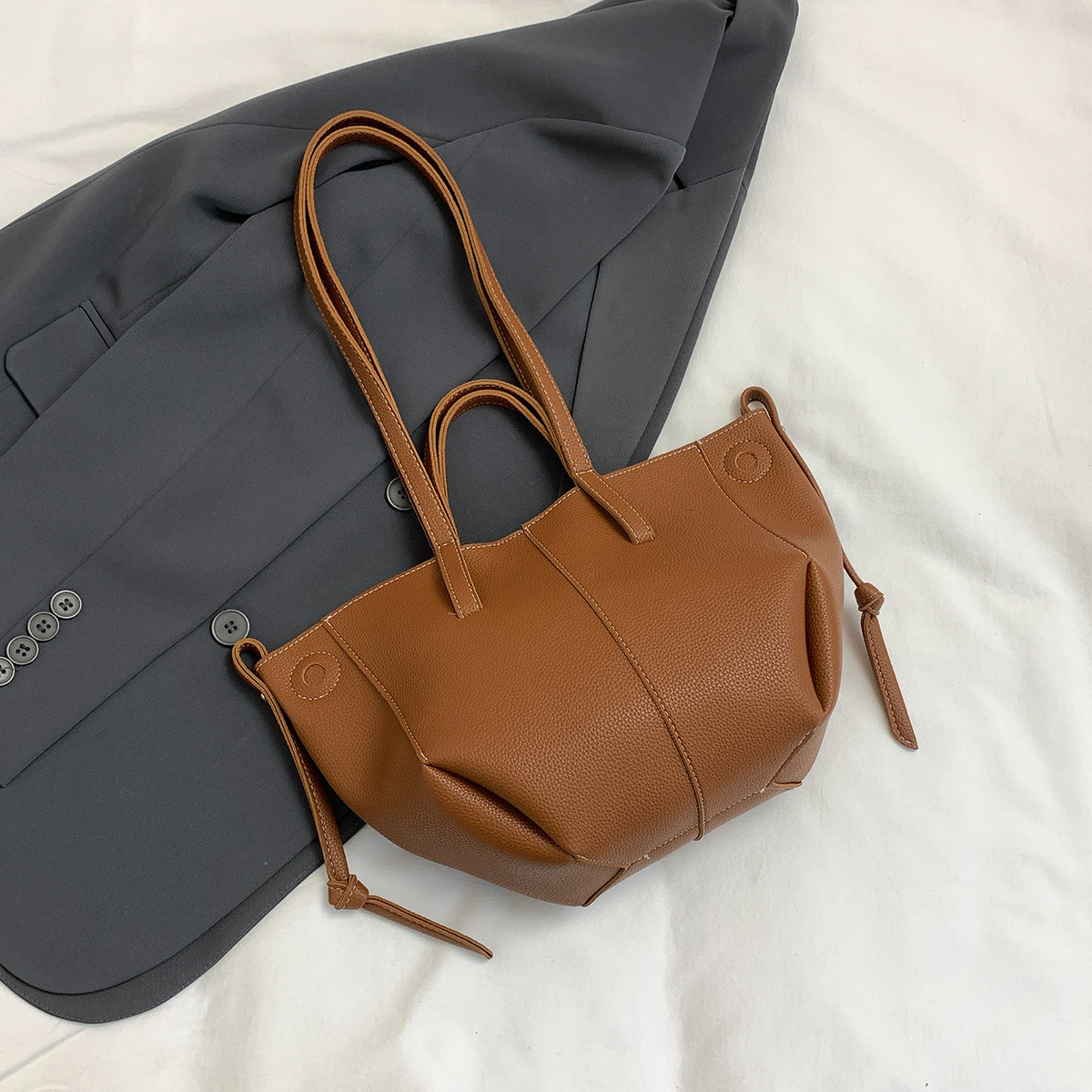 New minimalist shoulder bag, Korean style fashionable large capacity handbag, fashionable and popular women's shoulder bag, trendy designer bag