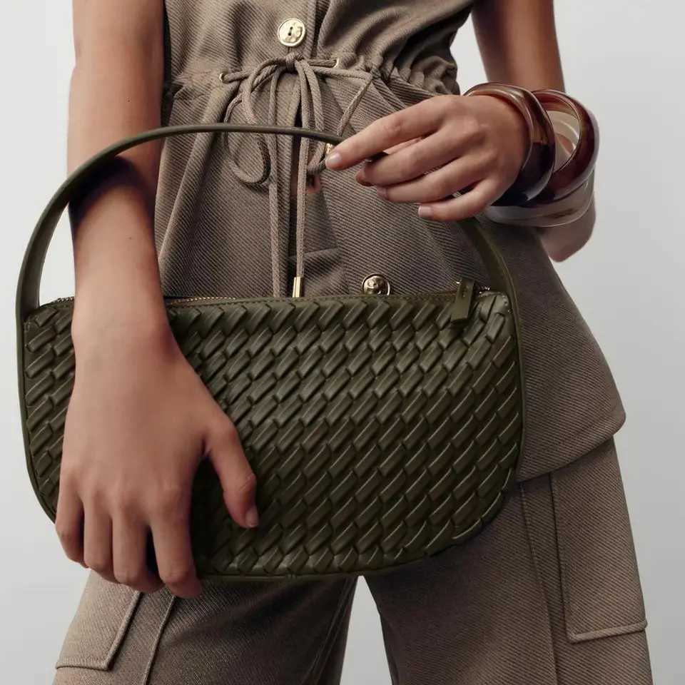 Designer bag WOVEN EFFECT HANDBAG New Fiable Handbag Purse For Wen Solid Color Shoder Bags Luxury Designer Baguette Y251029