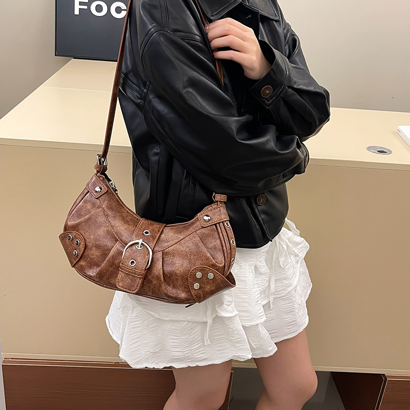 New retro spicy girl motorcycle crossbody bag, trendy European and American style armpit bag, fashionable casual commuting shoulder bag, designer bag