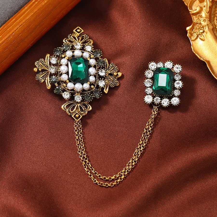 Vintage Women Men Elegant Crystal Heart Bee Chains Brooches Badges Fashion Exquisite Unisex Cross Pearl Pins Accessories Gift Y251029