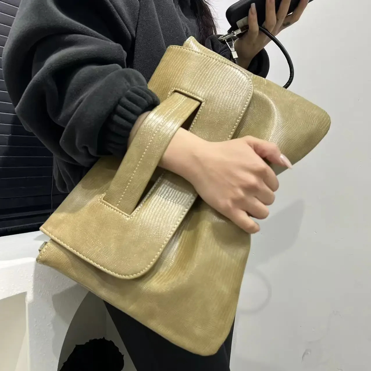 Ladies fashionable retro snake patterned handbag with high capacity and detachable shoulder strap single shoulder bag 251030