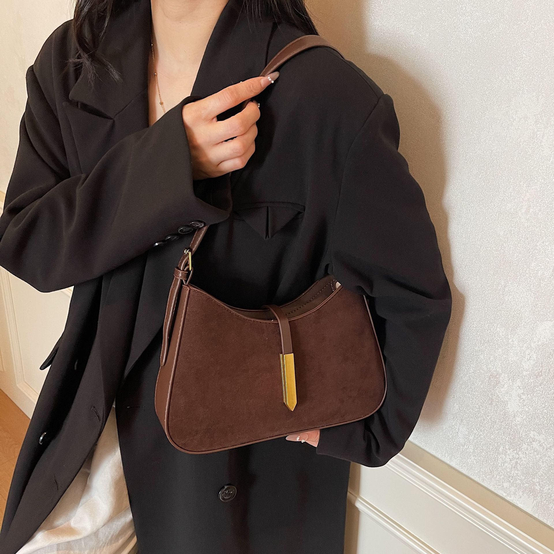 New retro women's velvet bread simple casual commuting shoulder bag texture trendy armpit bag versatile luxury designer bag