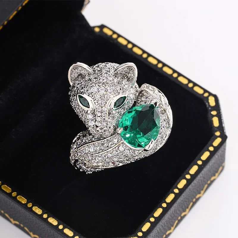 Creative Leopard Head with Green Eyes Stud Ring For Women 925 Silver Micro Paved with CZ Stone Animal Earring Jewelry RingW251030