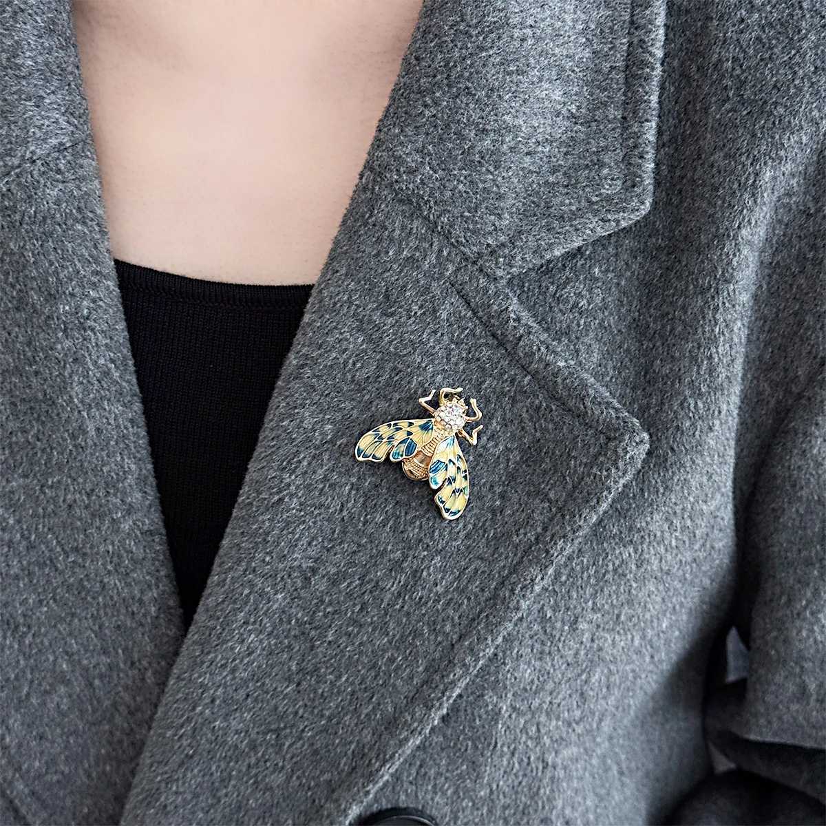 Famous Brand Design Insect Series Brooch Women Delicate Little Bee Brooches Crystal Rhinestone Pin Brooch Jewelry Gifts Y251029