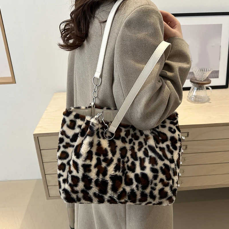 New Leopard Print Fur Bags Women Fashion Portable Faux Fur Handbags Winter Soft Warm Bag Girls Fluffy Large Capacity Tote Purse M251030