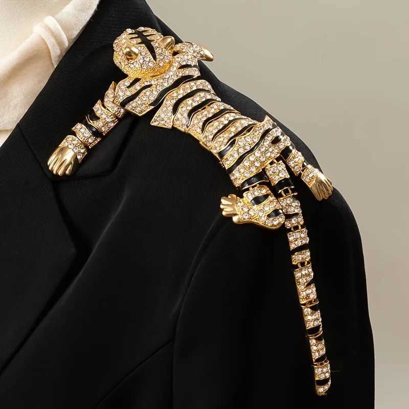 Luxurious Tiger Brooch Pin with Sparkling Rhinestones Alloy Metal Jewelry Banquet Party Clothing Accessory for Men and Women Y251029
