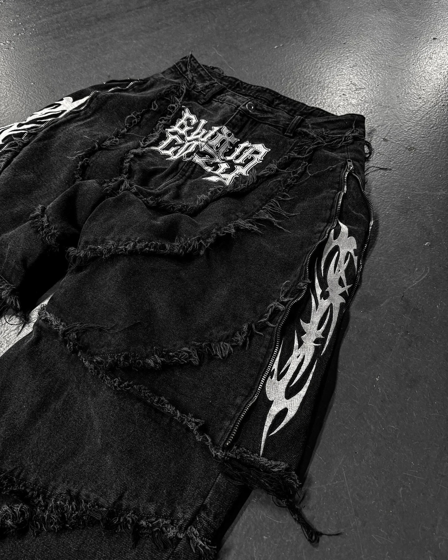 Y2k Patchwork Stripe Embroidery Fur Edge Jeans Fashion America Retro Zipper Splicing Baggy Jeans Punk Men Black Denim Pants 251029