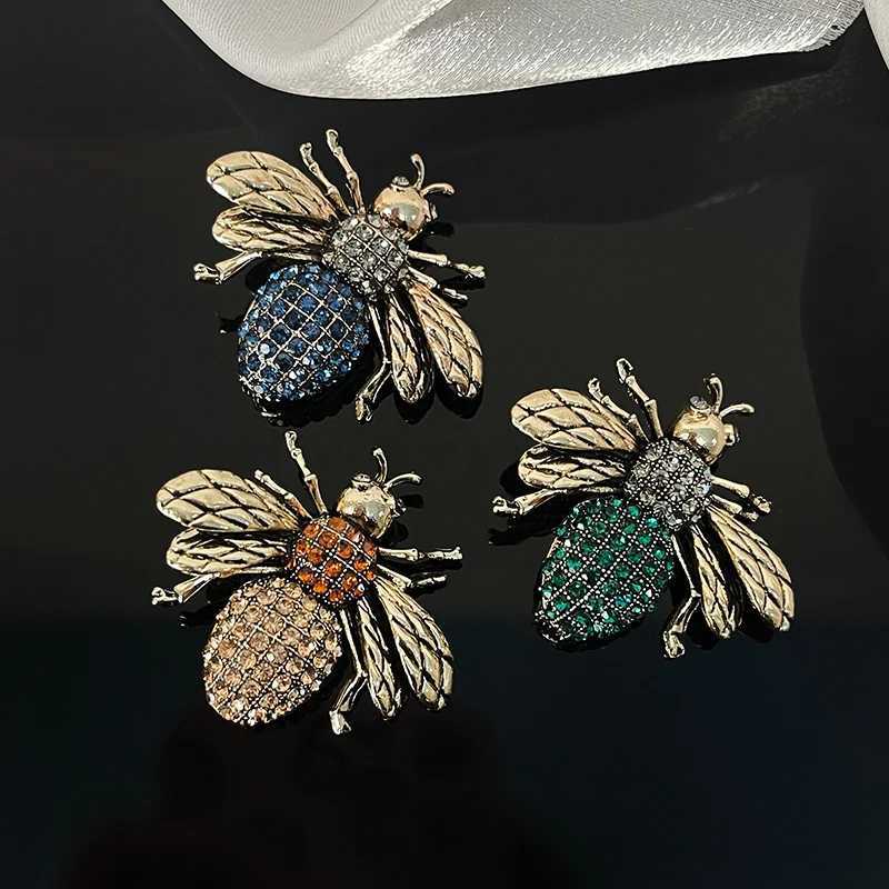 Sparkling Crystal Luxury Bee Brooch Ladies Wedding Dress Handbag Ornament Souvenir Gift Y251029