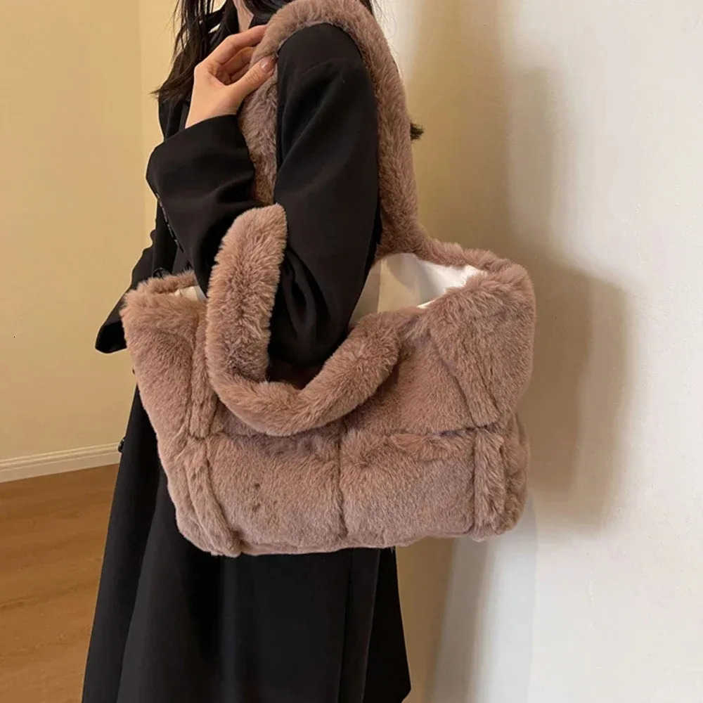 New plush womens handbag large capacity shoulder bag suitable for shopping and shopping winter womens armpit bag M251030