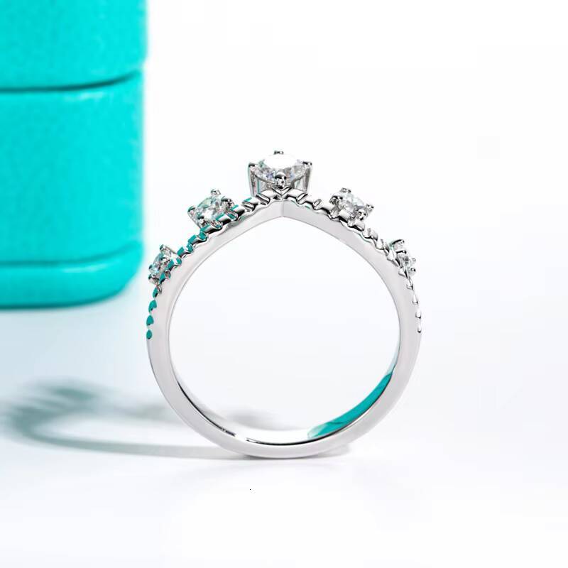 Luxury Fashion 925 Sterling Silver Wedding Ring Customized Trend Crown Shaped Moissanite Ring for Women