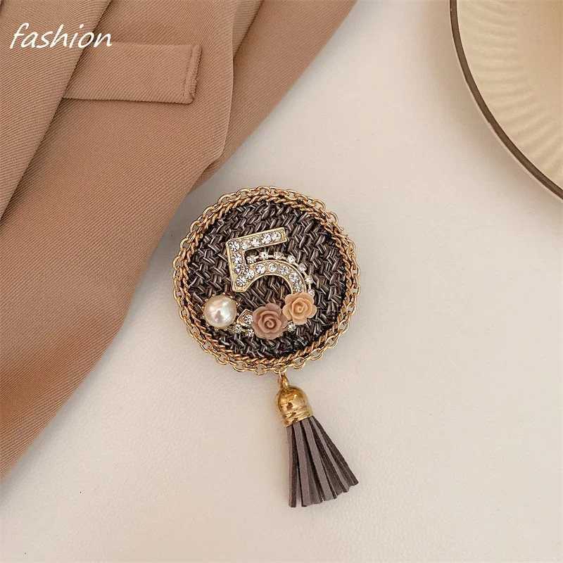 Vintage Medieval Niche Court Style Brooch Small Fragrance Baroque Design Brooch Temperament Womens Clothing Accessories Corsage Y251029