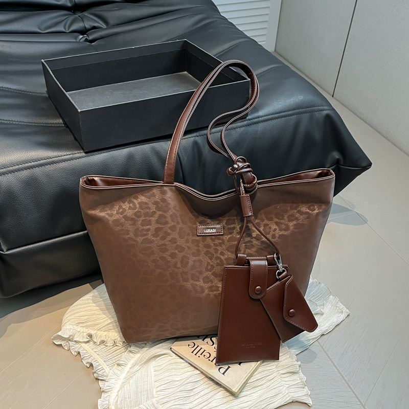 Summer women's fashionable large capacity synthetic leather handbag, casual simple classic work shoulder bag, popular college student crossbody b