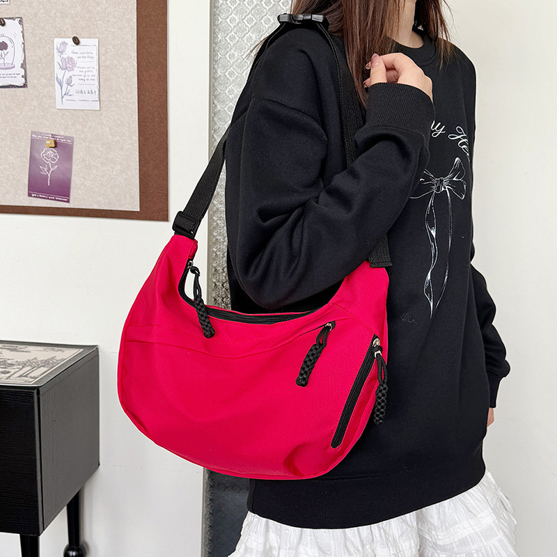 New women's simple and fashionable dumpling bag, lightweight and large capacity, popular fitness bag, trendy and casual designer bag