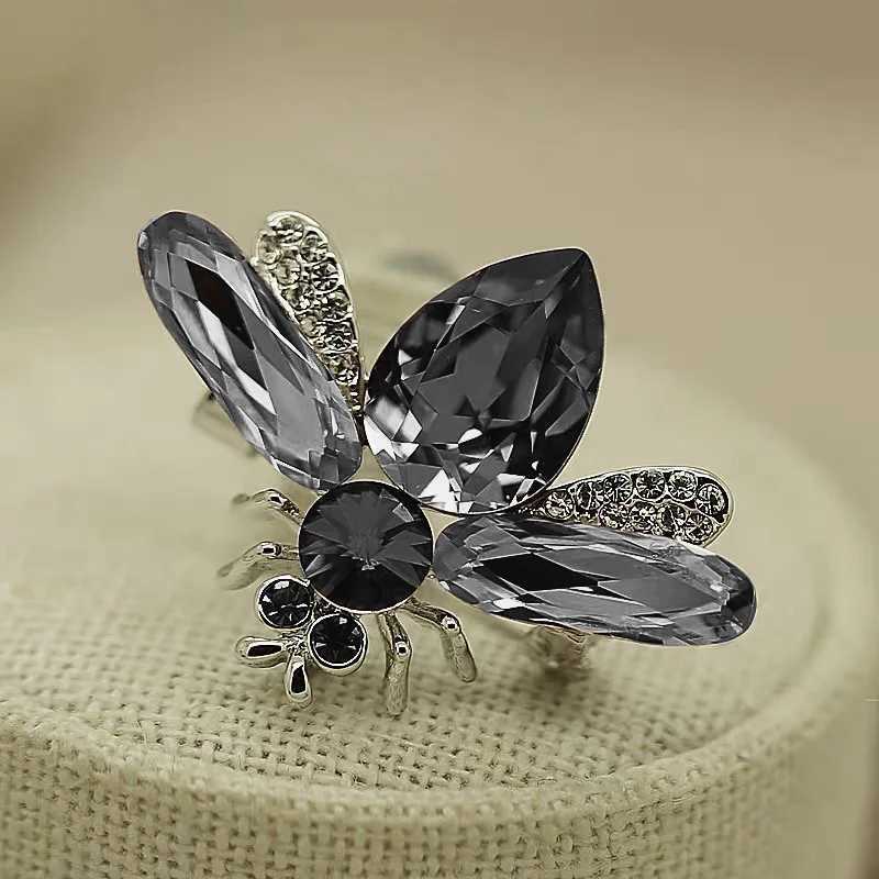 Creative Cute Bee Brooch Fashion Crystal Insect Rhinestone Corsage Women Coat Suit Accessories Pin Vintage Enamel Animal Brooch Y251029