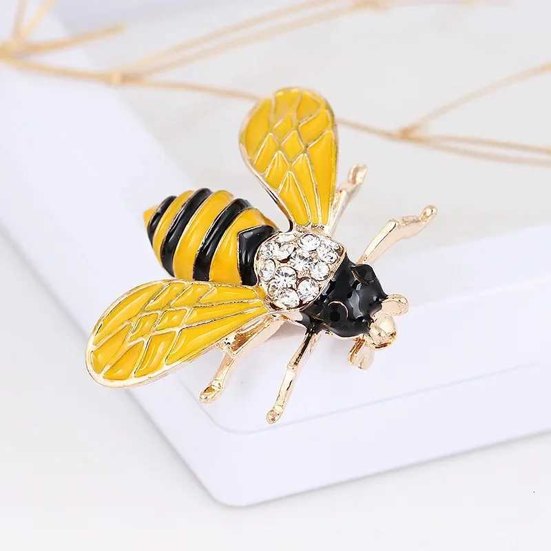 1Pc Cute Bee Brooch with Vintage Style Korean Fashion Animal Brooches Pins for Women Jewelry Accessories Party Gifts 2025 Y251029