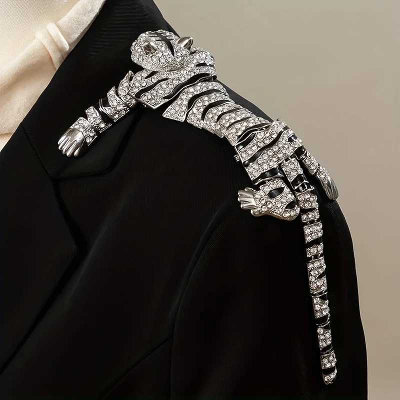 Luxurious Tiger Brooch Pin with Sparkling Rhinestones Alloy Metal Jewelry Banquet Party Clothing Accessory for Men and Women Y251029