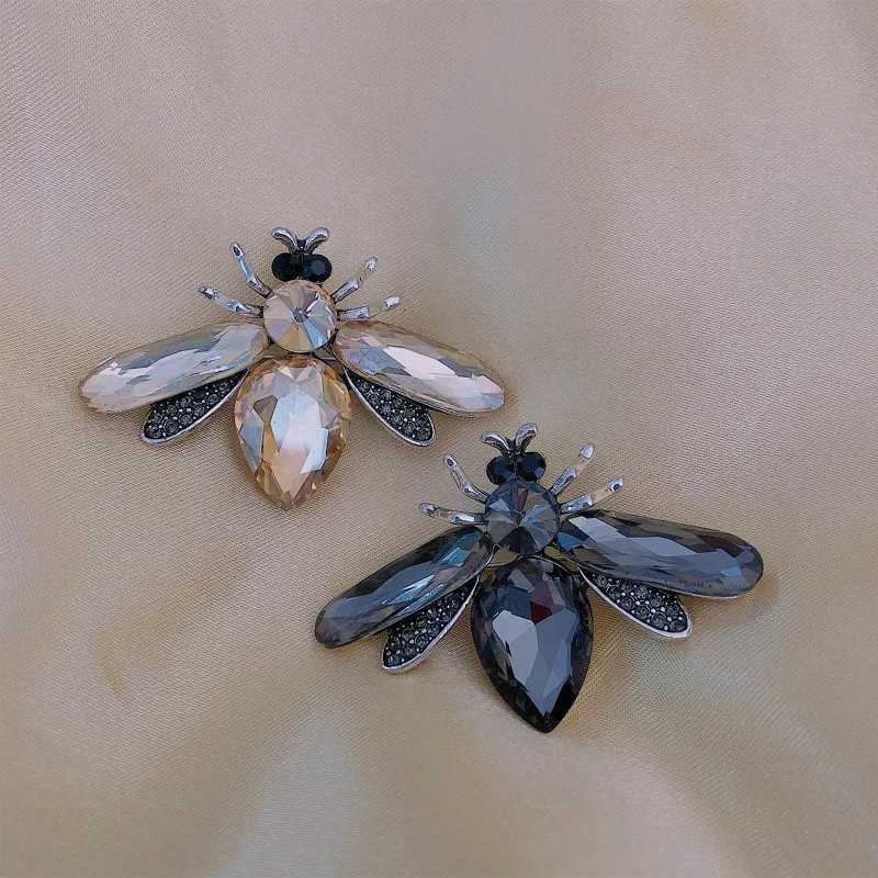 Creative Cute Bee Brooch Fashion Crystal Insect Rhinestone Corsage Women Coat Suit Accessories Pin Vintage Enamel Animal Brooch Y251029