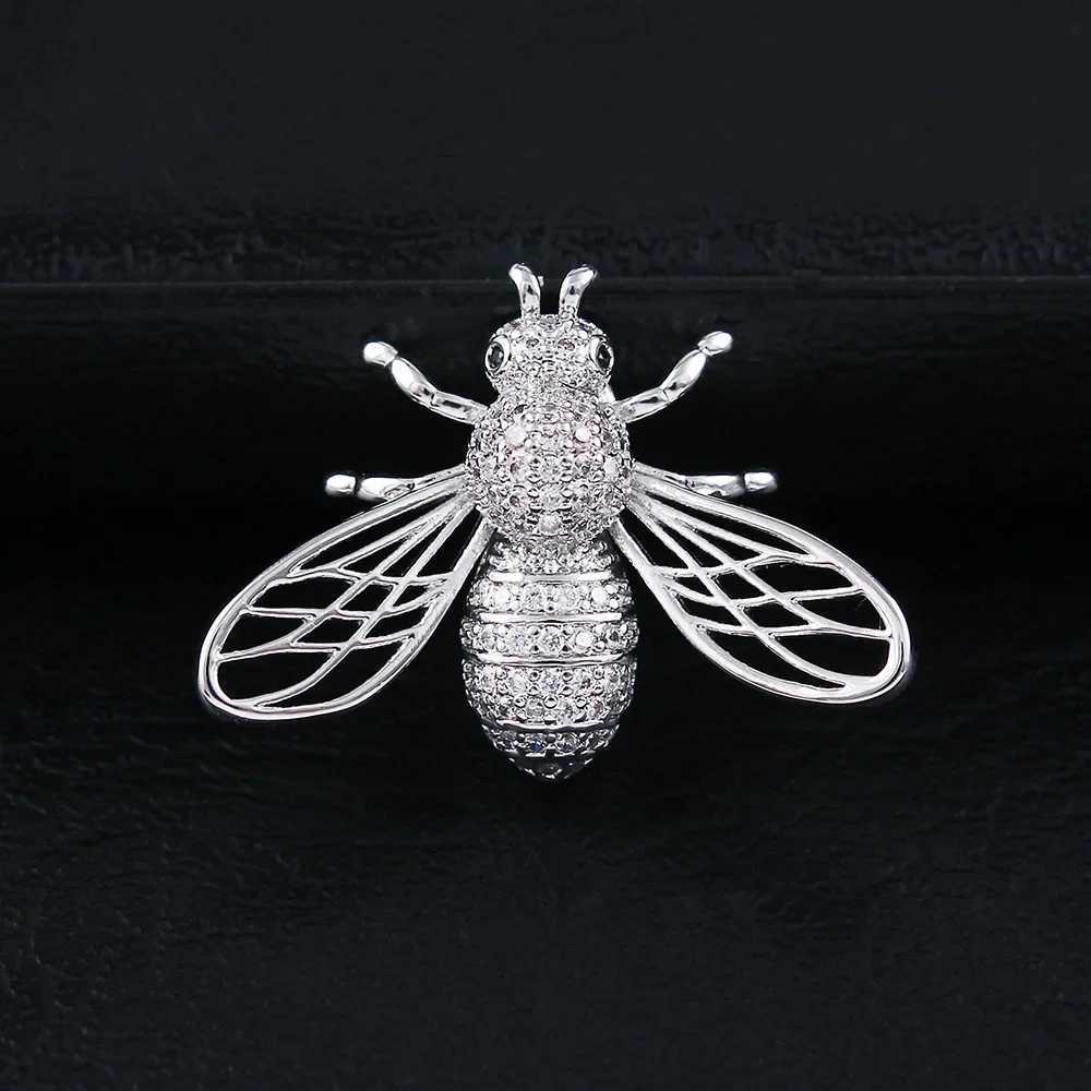 Trendy Animal Crystal Bee Brooch Metal Zircon Lapel Pins Mens Suit Shirt Small Collar Pin Corsage Jewelry for Women Accessories Y251029