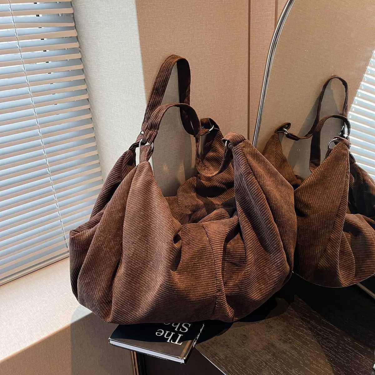 Designer bag Simple solid color veet handbag cmuting fi casual eshoder backpack Y251029