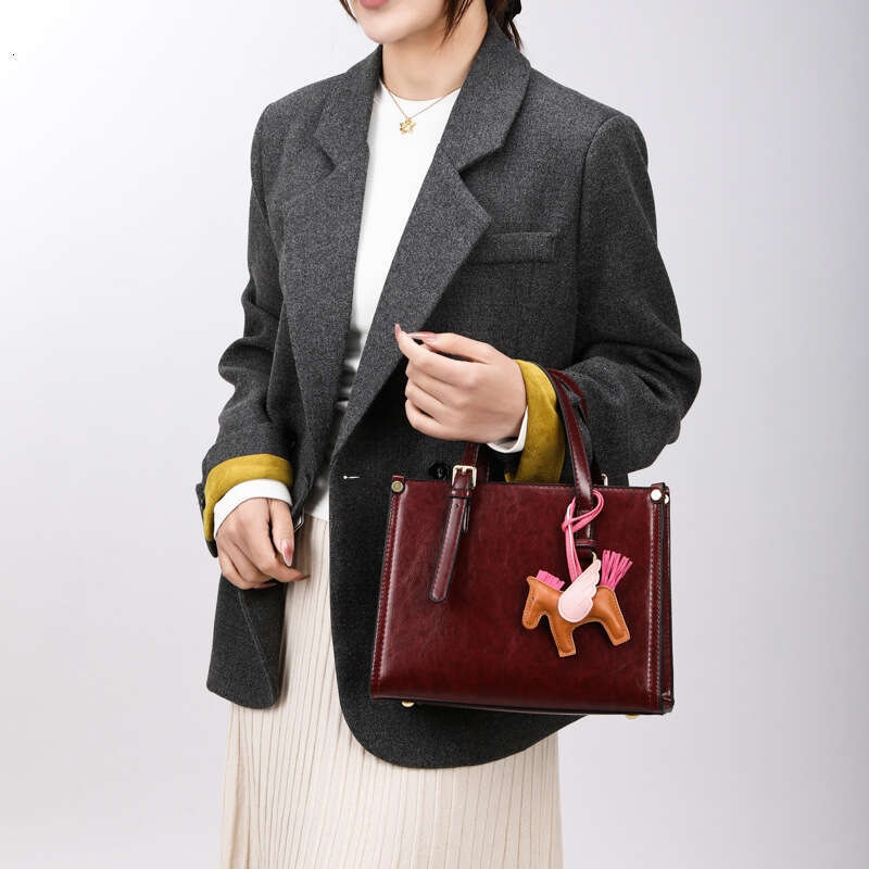 Large Capacity Women 2025 Autumn Winter New Versatile Shoulder Casual Tote Bag for Class and Commuting